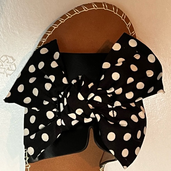 Weeboo Slides with Polka Dotted Ribbon Bow - Picture 3 of 4